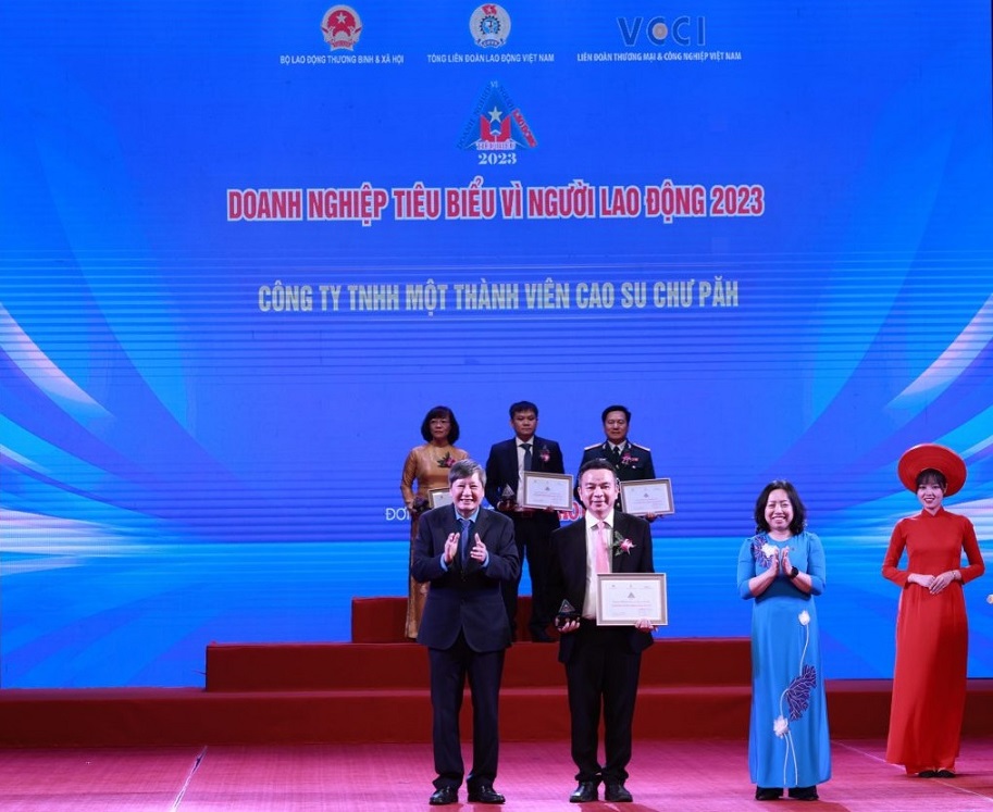 Cao su Chư Păh nhận giải thưởng Doanh nghiệp tiêu biểu vì người lao động